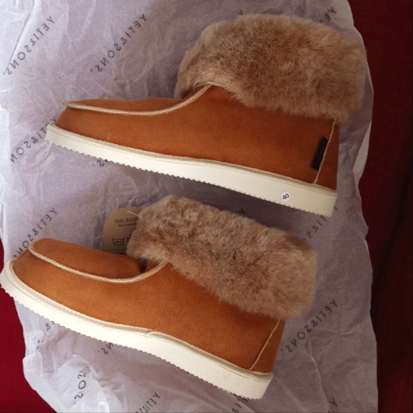 Sheepskin Mocassin Boot Slippers 100% Fur Lined - SIZE 8-9 - Picture 2 of 5